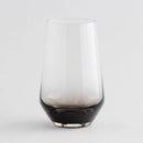 Sivý sklenený pohár.