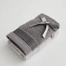 Sivá sada bavlnených uterákov.