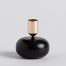 Čierny kovový svietnik.