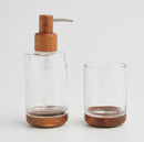 Transparentno hnedý dávkovač. 