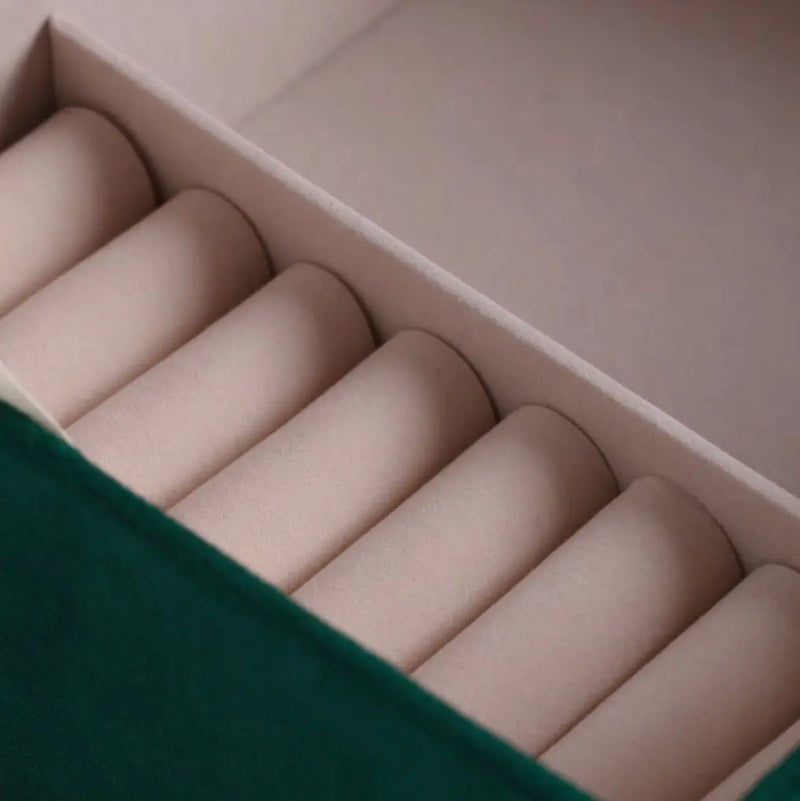 Zelená šperkovnica.