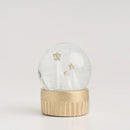 Zlatá vianočná snehová guľa. 