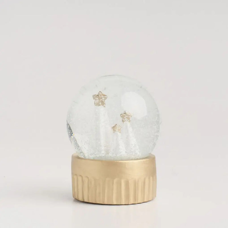 Zlatá vianočná snehová guľa. 