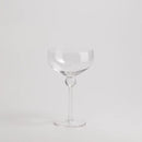 Transparentný pohár na koktejl.