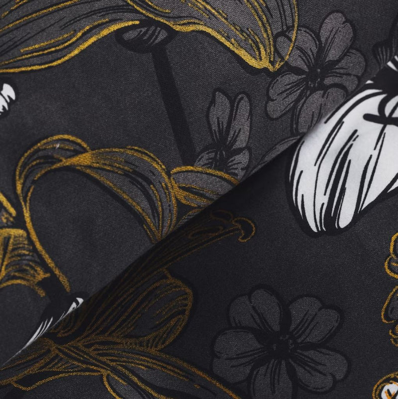Čierne kvetinové obliečky vyrobené z elegantnej saténovej bavlny.