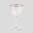 Transparentný pohár na víno so zlatým lemom.