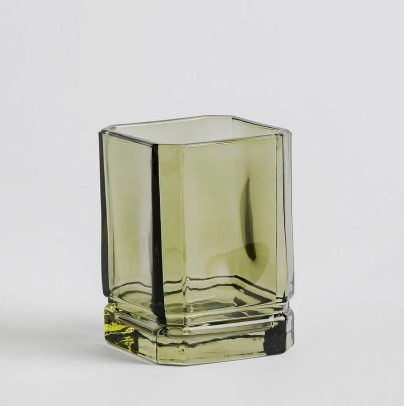 Zelený kúpeľňový pohár.