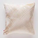 Béžová obliečka na vankúš.