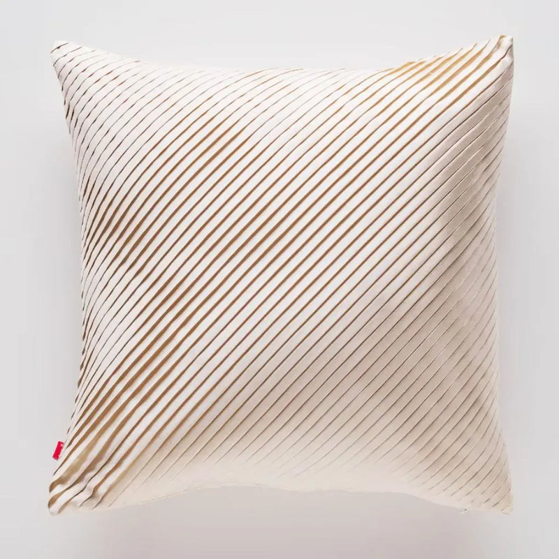 Béžová obliečka na vankúš.