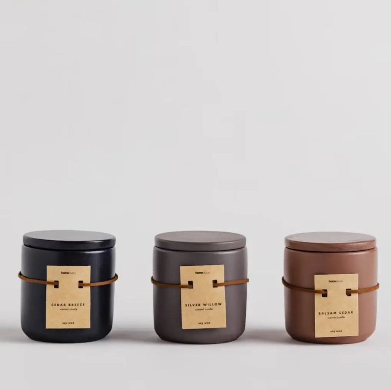 Sivá vonná sviečka.