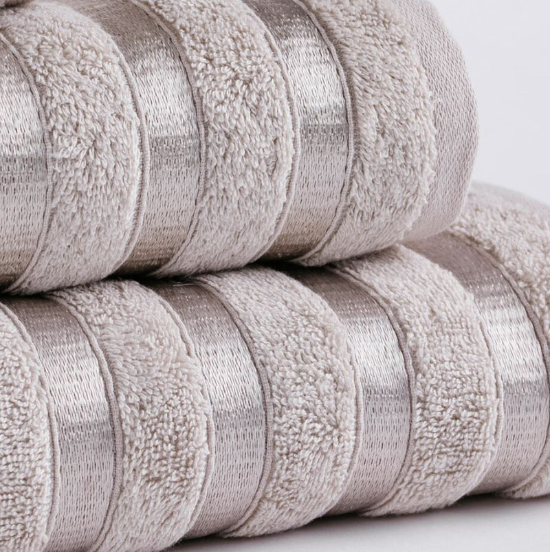 Béžový uterák vyrobený z bavlny a bambusovej tkaniny