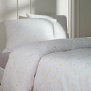 Saténové biele vianočné obliečky so vzorom hviezdičiek s prímesou bavlny