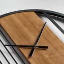 Čierno hnedé závesné hodiny.