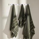 Zelený uterák vyrobený z bavlny. 