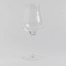 Transparentný pohár na víno.