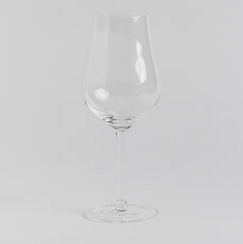 Transparentný pohár na víno.