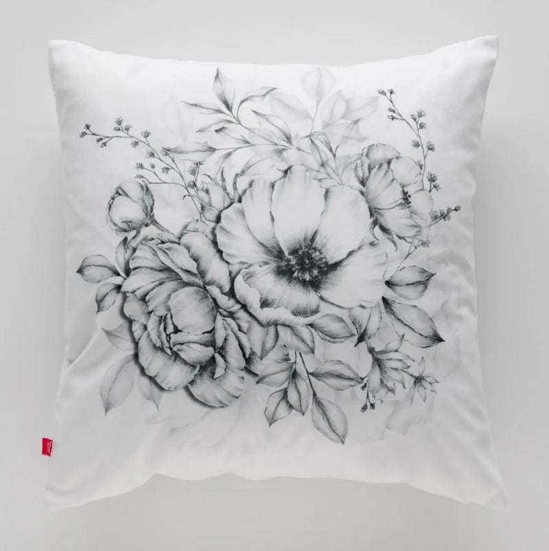 Sivá obliečka na vankúš s kvetom.