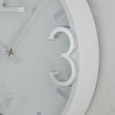 Biele nástenné hodiny. 