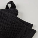 Čierny bavlnený uterák.