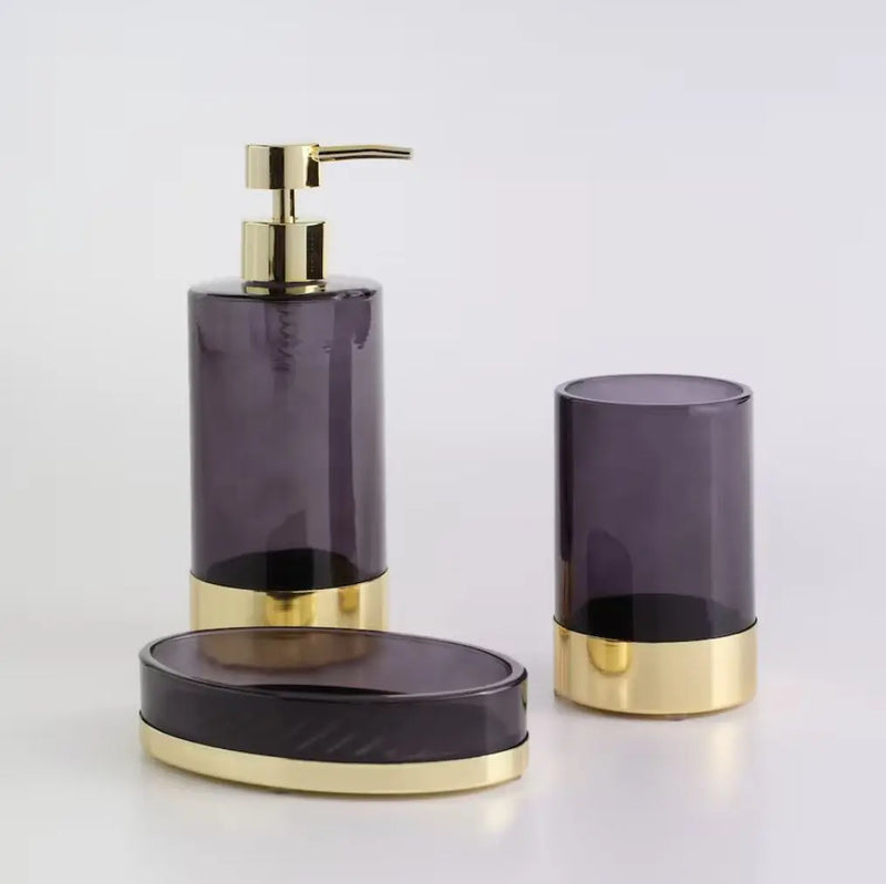 Čierna sklenená mydelnička so zlatou podstavou.