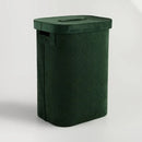 Zelený kôš na bielizeň.