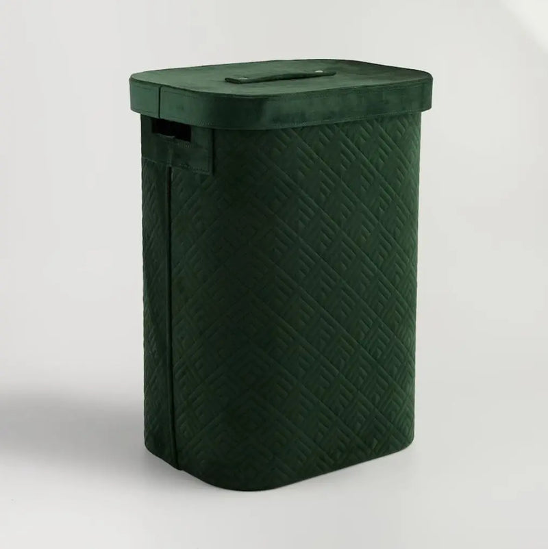 Zelený kôš na bielizeň.