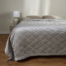 Sivý polyesterový zamatový prehoz. 