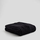 Čierna polyesterová deka.