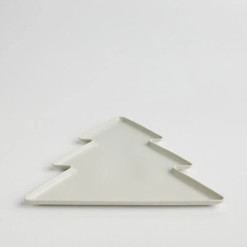 Sivá vianočná tácka v podobe stromčeka.