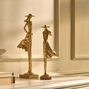 Zlatá figúrka z polyresinu v podobe postavy v klobúku.