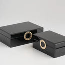 Čierna šperkovnica so zrkadlom.