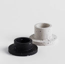 Biely cementový svietnik.