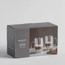 Transparentné sklenené hrnčeky.