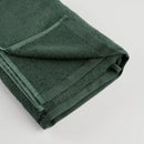 Zelený uterák&nbsp;vyrobený z bavlnených a bambusových tkanín