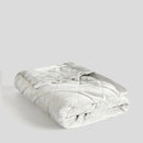 Sivý polyesterový zamatový prehoz. 