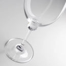 Transparentný pohár na víno.