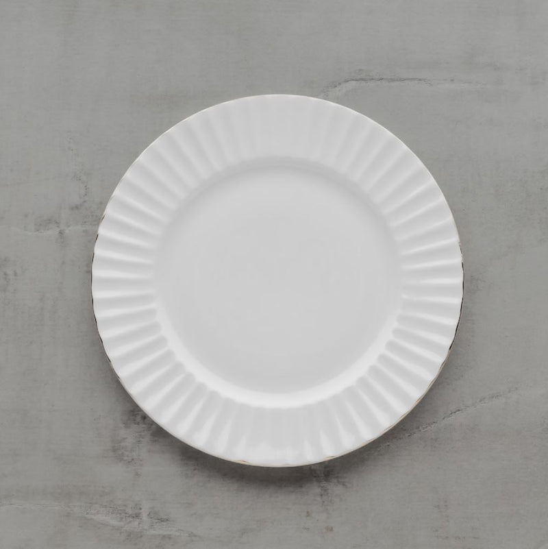 Biely dezertný tanier.