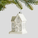 Biela vianočná ozdoba v podobe domčeka. 