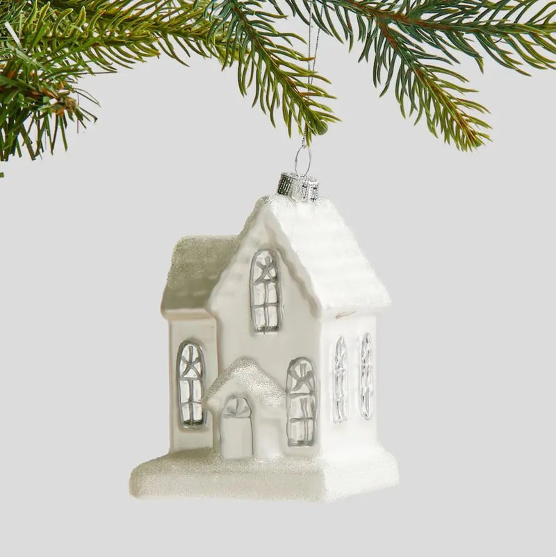 Biela vianočná ozdoba v podobe domčeka. 