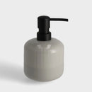 Sivý dávkovač vyrobený z kvalitnej keramiky.