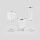 Transparentný pohár so zlatým lemom.