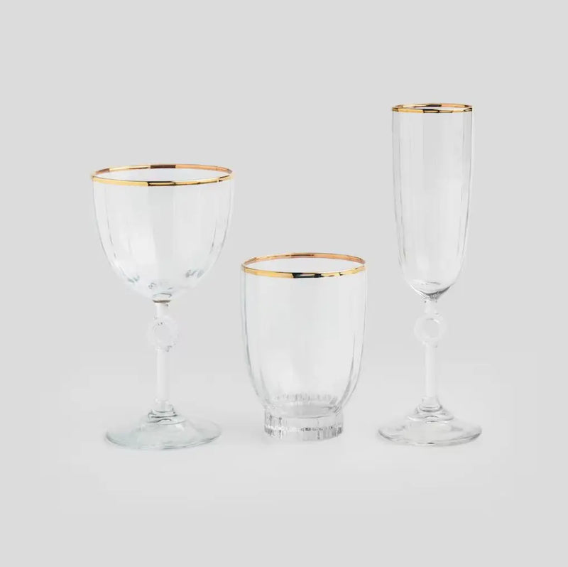 Transparentný pohár so zlatým lemom.
