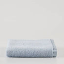 Modrý uterák vyrobený z bavlnených a bambusových tkanín