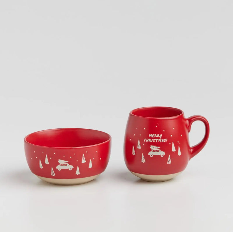 Červený vianočný keramický hrnček a miska.
