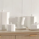 Biely porcelánový hrnček.