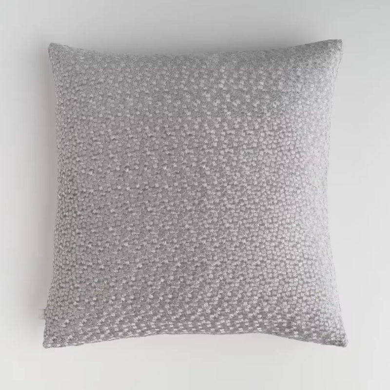 Strieborná obliečka na vankúš.