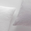 Biela obliečka na vankúš.