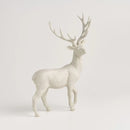 Biela vianočná figúrka v podobe jeleňa.