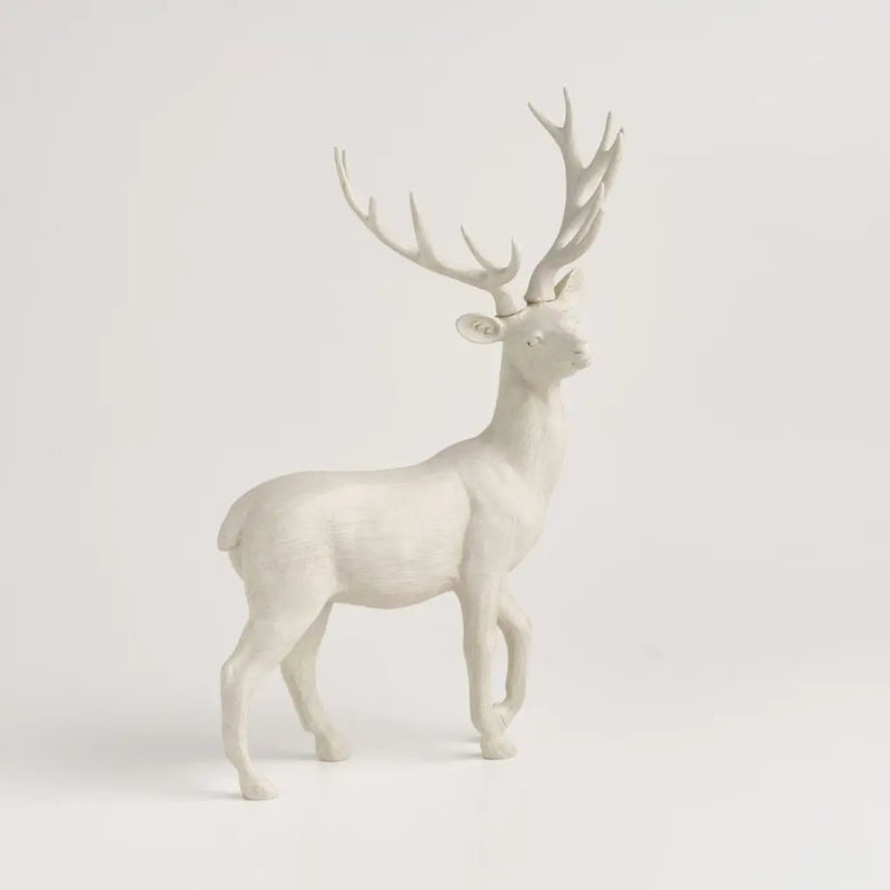 Biela vianočná figúrka v podobe jeleňa.