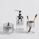 Strieborný sklenený kúpeľňový pohár. 